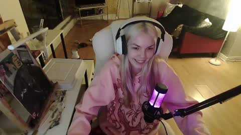 Snapshot of tinykylie chatting on February 1, 2025, 4:24 am stage Kylie Sinner brand CLITBAIT online show from February 1, 2025, 4:24 am