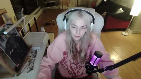 Snapshot of tinykylie chatting on February 1, 2025, 7:36 am stage Kylie Sinner brand CLITBAIT online show from February 1, 2025, 7:36 am