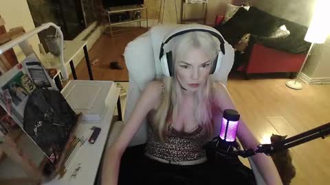 Snapshot of tinykylie chatting on February 2, 2025, 4:48 am stage Kylie Sinner brand CLITBAIT online show from February 2, 2025, 4:48 am