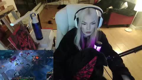 Snapshot of tinykylie chatting on February 3, 2025, 1:52 am stage Kylie Sinner brand CLITBAIT online show from February 3, 2025, 1:52 am