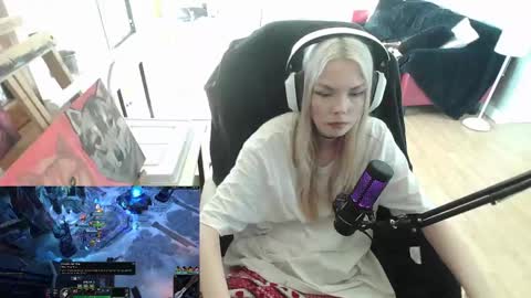 Snapshot of tinykylie chatting on February 4, 2025, 5:01 pm stage Kylie Sinner brand CLITBAIT online show from February 4, 2025, 5:01 pm