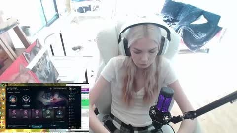 Snapshot of tinykylie chatting on February 5, 2025, 6:59 pm stage Kylie Sinner brand CLITBAIT online show from February 5, 2025, 6:59 pm