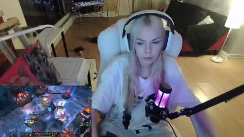 Snapshot of tinykylie chatting on February 5, 2025, 10:01 pm stage Kylie Sinner brand CLITBAIT online show from February 5, 2025, 10:01 pm