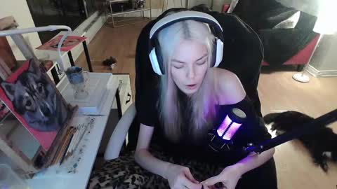 Snapshot of tinykylie chatting on February 8, 2025, 3:19 am stage Kylie Sinner brand CLITBAIT online show from February 8, 2025, 3:19 am