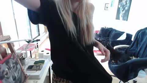 Snapshot of tinykylie chatting on February 8, 2025, 6:12 pm stage Kylie Sinner brand CLITBAIT online show from February 8, 2025, 6:12 pm