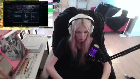 Snapshot of tinykylie chatting on February 8, 2025, 9:15 pm stage Kylie Sinner brand CLITBAIT online show from February 8, 2025, 9:15 pm