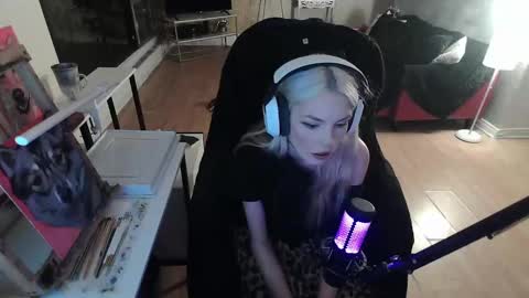 Snapshot of tinykylie chatting on February 9, 2025, 3:22 am stage Kylie Sinner brand CLITBAIT online show from February 9, 2025, 3:22 am