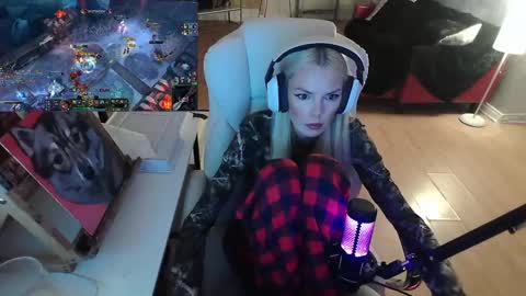 Snapshot of tinykylie chatting on February 9, 2025, 10:00 pm stage Kylie Sinner brand CLITBAIT online show from February 9, 2025, 10:00 pm
