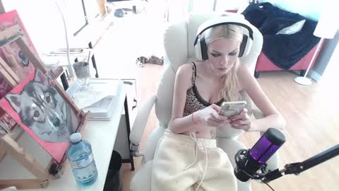 Snapshot of tinykylie chatting on February 10, 2025, 2:48 pm stage Kylie Sinner brand CLITBAIT online show from February 10, 2025, 2:48 pm