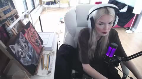 Snapshot of tinykylie chatting on February 13, 2025, 2:20 pm stage Kylie Sinner brand CLITBAIT online show from February 13, 2025, 2:20 pm