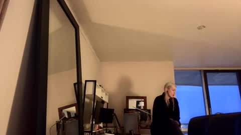 Snapshot of tinykylie chatting on February 16, 2025, 9:48 pm stage Kylie Sinner brand CLITBAIT online show from February 16, 2025, 9:48 pm