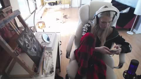 Snapshot of tinykylie chatting on February 19, 2025, 4:55 pm stage Kylie Sinner brand CLITBAIT online show from February 19, 2025, 4:55 pm