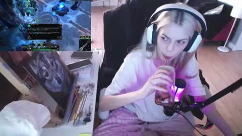 Snapshot of tinykylie chatting on February 22, 2025, 9:59 pm stage Kylie Sinner brand CLITBAIT online show from February 22, 2025, 9:59 pm