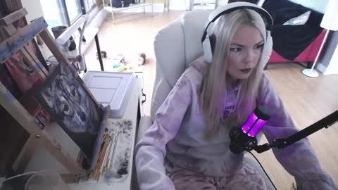 Snapshot of tinykylie chatting on February 23, 2025, 8:55 pm stage Kylie Sinner brand CLITBAIT online show from February 23, 2025, 8:55 pm
