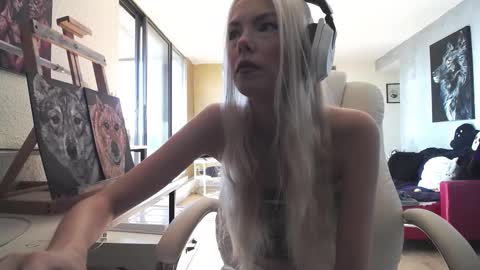 stage Kylie Sinner  brand CLITBAIT online show from October 6, 2025, 6:16 pm