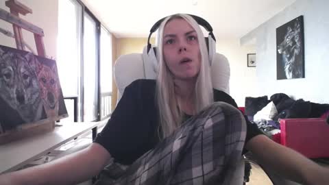 stage Kylie Sinner  brand CLITBAIT online show from November 1, 2025, 12:29 pm