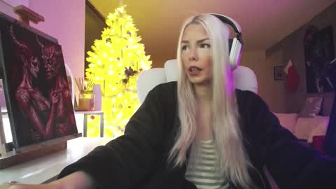 stage Kylie Sinner  brand CLITBAIT online show from December 21, 2025, 10:17 pm