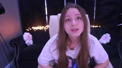 tinynataliee online show from April 30, 2026, 2:01 pm