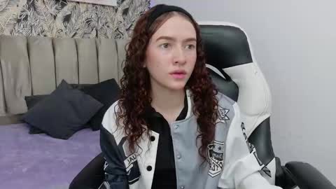 tinysophi online show from February 4, 2026, 7:09 pm