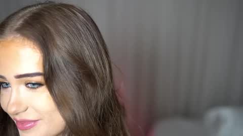 Lili online show from November 18, 2025, 4:11 pm