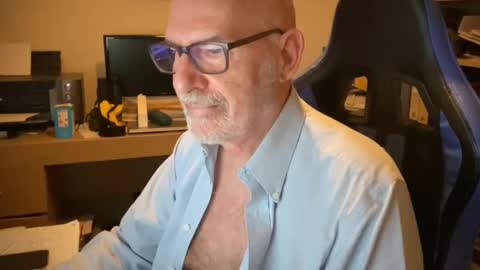 Snapshot of togbear chatting on February 24, 2025, 9:31 pm Togbear online show from February 24, 2025, 9:31 pm