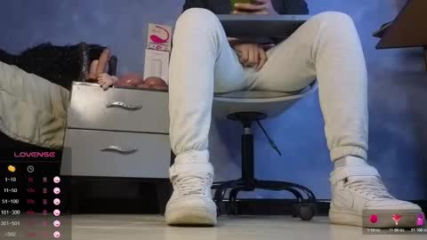 Snapshot of tom_brown12 chatting on February 25, 2026, 12:26 pm Tom online show from February 25, 2026, 12:26 pm