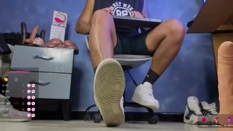 Snapshot of tom_brown12 chatting on February 28, 2026, 12:55 am Tom online show from February 28, 2026, 12:55 am