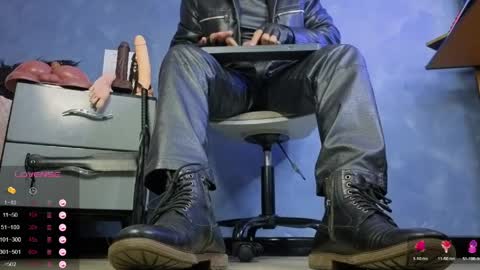 Snapshot of tom_brown12 chatting on April 1, 2026, 3:53 pm Tom online show from April 1, 2026, 3:53 pm
