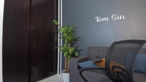 Snapshot of tom_sin_ chatting on January 6, 2025, 2:58 pm Tom Sin online show from January 6, 2025, 2:58 pm