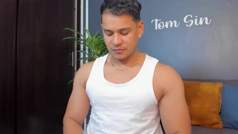 Snapshot of tom_sin_ chatting on February 28, 2025, 10:06 pm Tom Sin online show from February 28, 2025, 10:06 pm