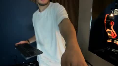 Snapshot of tomas_duque chatting on June 13, 2026, 4:21 am TOMAS online show from June 13, 2026, 4:21 am