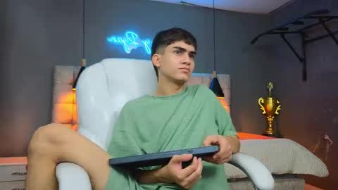 Snapshot of tommy18__ chatting on February 19, 2025, 10:23 am Tommy online show from February 19, 2025, 10:23 am