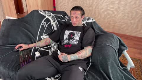 Snapshot of tommy__gun_ chatting on February 1, 2025, 9:43 am Tommy and Katana online show from February 1, 2025, 9:43 am