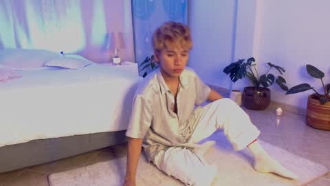 Snapshot of tommyfoxboy chatting on December 30, 2024, 1:14 pm Tommy Foxboy online show from December 30, 2024, 1:14 pm