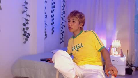 Snapshot of tommyfoxboy chatting on January 21, 2025, 11:02 pm Tommy Foxboy online show from January 21, 2025, 11:02 pm