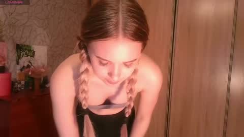 Snapshot of toni_pittmann chatting on May 27, 2026, 3:42 pm toni_pittmann online show from May 27, 2026, 3:42 pm