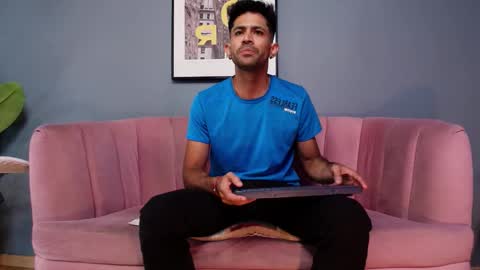 Snapshot of tonycosta_ chatting on November 12, 2025, 1:17 am Tony online show from November 12, 2025, 1:17 am