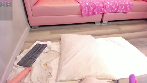 Snapshot of torimonroe_ chatting on December 15, 2024, 8:25 pm Tori online show from December 15, 2024, 8:25 pm