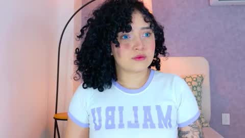 tracielowe_w online show from December 3, 2025, 3:36 am