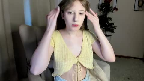tracy_aww online show from May 5, 2026, 7:49 am