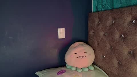 transgirlcol online show from January 7, 2026, 3:53 am