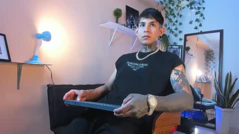 TRAV - INDEPENDENT MODEL online show from January 27, 2025, 4:20 am