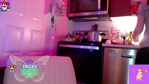 Cassie online show from October 2, 2025, 6:42 am