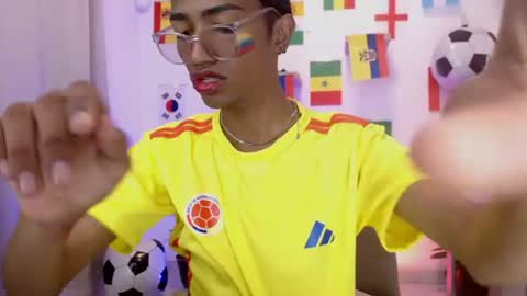 Snapshot of triiangel_latinboy chatting on June 15, 2026, 12:29 pm Johan online show from June 15, 2026, 12:29 pm