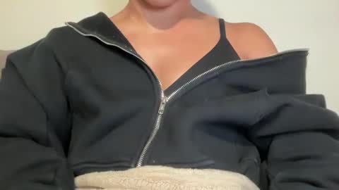 Snapshot of tsj777 chatting on October 2, 2025, 10:11 am tsj777 online show from October 2, 2025, 10:11 am
