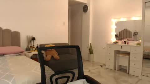  Love Marie  online show from May 13, 2026, 7:06 am