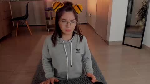 Tsuky online show from December 6, 2024, 2:35 am