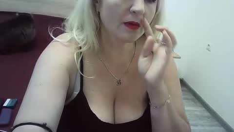 Snapshot of ttrnynela chatting on October 19, 2025, 6:47 am Ttrnynela online show from October 19, 2025, 6:47 am