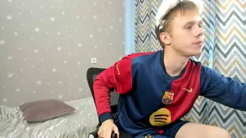 Snapshot of twelveeek chatting on October 27, 2025, 7:56 am Angus online show from October 27, 2025, 7:56 am