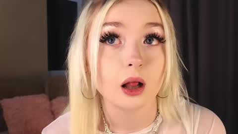 twinklefluff online show from November 7, 2025, 4:29 pm